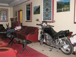 20.5.2006 - Istanbul - Motorrad in der Hotel-Lobby