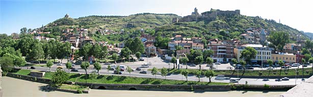 29.5.2006 - Tbilisi, Blick von der Metechi Kirche auf die Altstadt
